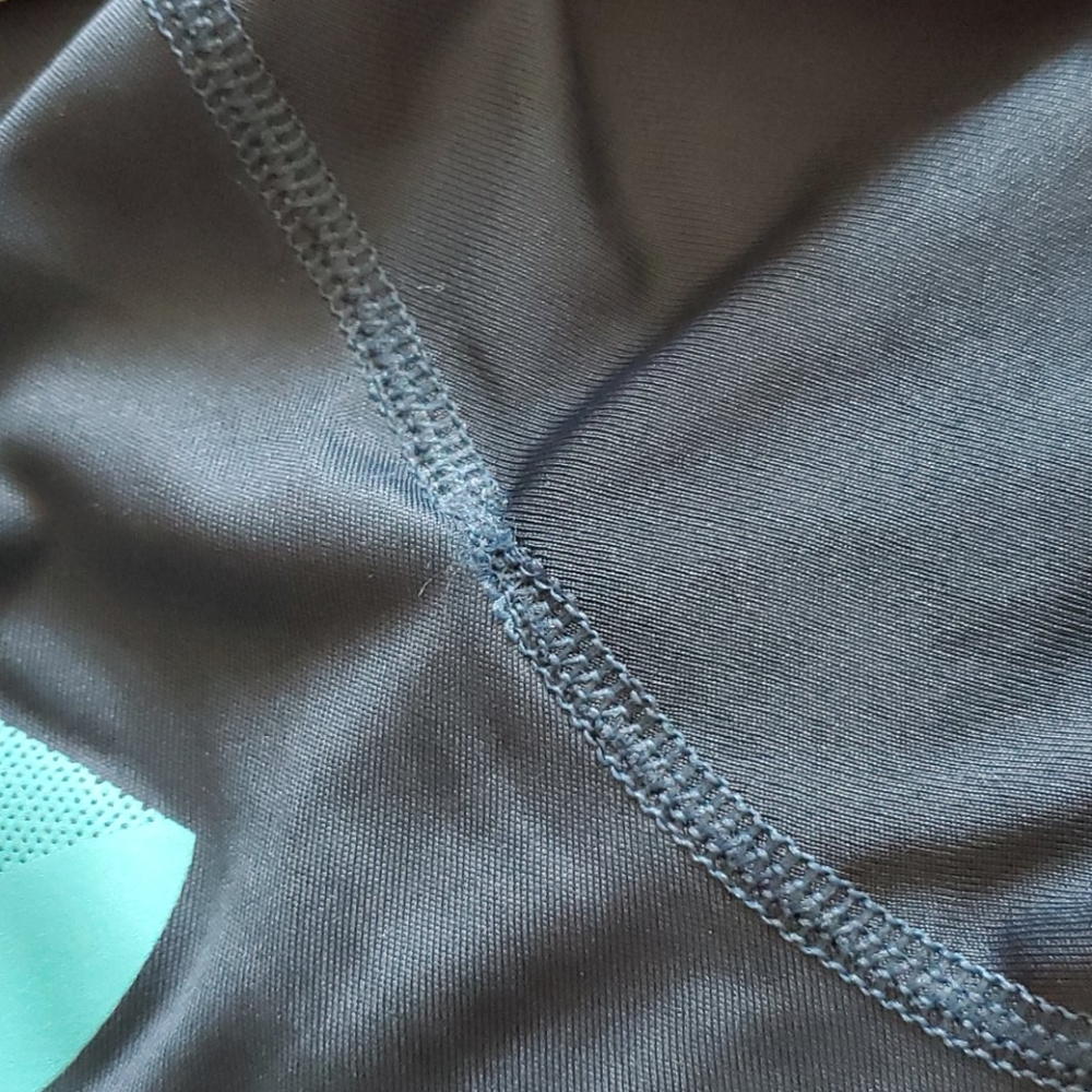 ๐๏ธ UNDER ARMOUR GIRLS L/S HEATGEAR SHIRT ๐โโ๏ธ - Picture 7 of 7
